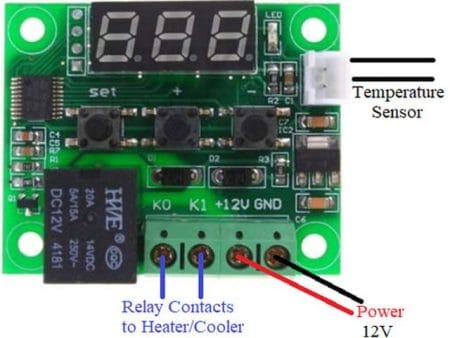 A képen egy W1209 típusú digitális termosztátmodul látható, amely kék színű LED-kijelzővel és egycsatornás relével rendelkezik. A modul egy NTC hőmérséklet-érzékelő segítségével méri a hőmérsékletet, és beállítható határértékek mentén kapcsol fűtést vagy hűtést. A 12V-os tápellátású vezérlő három nyomógombbal programozható, P0–P6 paraméterekkel, így széleskörűen testreszabható hőmérsékleti automatikákhoz. Használata elterjedt Arduino, Raspberry Pi és más mikrokontrolleres környezetekben, valamint DIY otthonautomatizálási rendszerekben, inkubátorokban, terráriumokban vagy üvegházi vezérlésben. A kék kijelzős 
