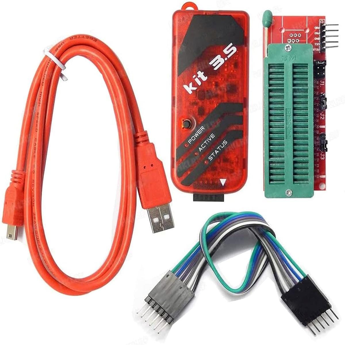 PICkit 3.5 PIC programozó, piros mini-USB kábel, hatvezetékes ICSP kábel és nagyméretű zöld ZIF adapterpanel külön elrendezve fehér háttéren.