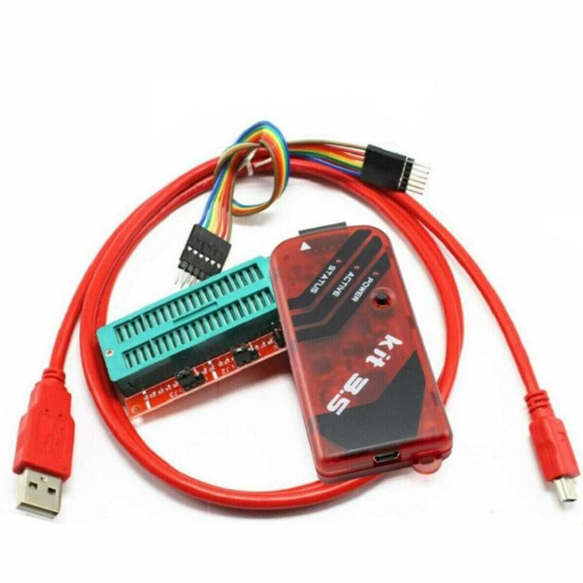 PICkit 3.5 ICSP programozó piros USB-kábellel, színes programozókábellel és zöld ZIF foglalatos adapterpanellel, különálló PIC mikrovezérlők kényelmes programozásához.