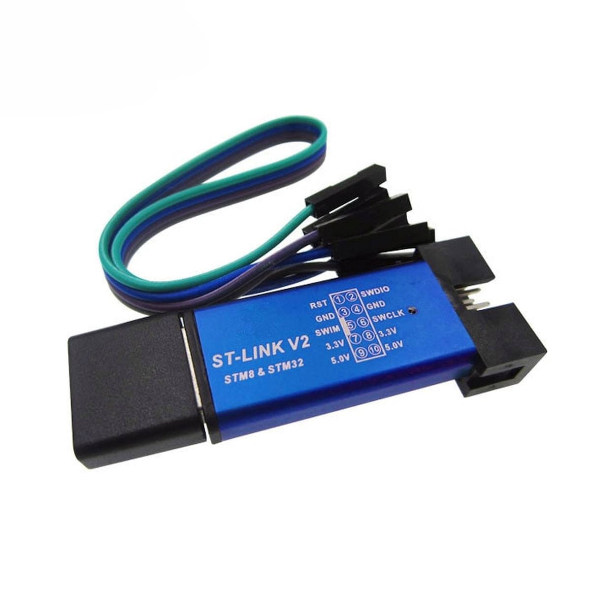 Kék ST-LINK V2 programozó közelről, burkolatán RST, GND, SWIM, SWDIO, SWCLK, 3,3 V és 5 V kiosztással, STM8 és STM32 fejlesztéshez.