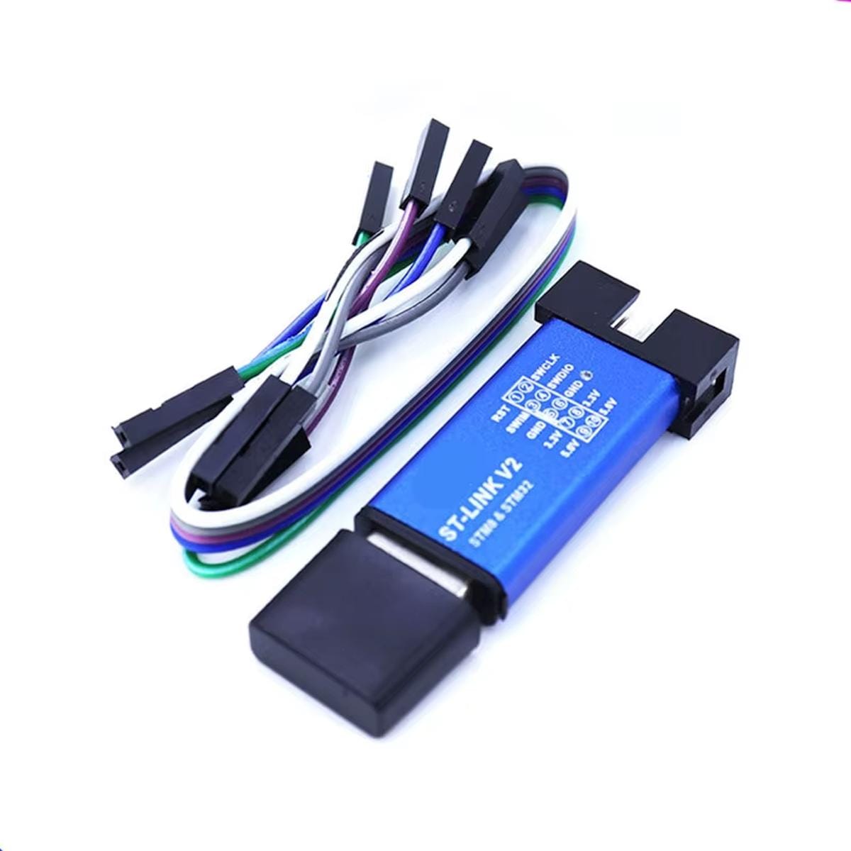 Kék ST-LINK V2 STM8 és STM32 debugger perspektivikus nézetben, többeres csatlakozókábellel és fekete védőkupakkal, programfeltöltési és mikrokontrolleres hibakeresési munkákhoz.