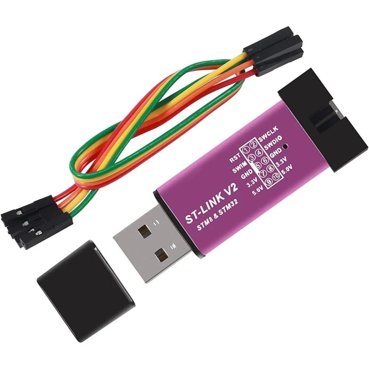 Lila ST-LINK V2 programozó részletes nézetben, színes Dupont vezetékkel, USB csatlakozóval és nyomtatott SWD, SWIM, reset, föld, 3,3 V, 5 V kiosztással.