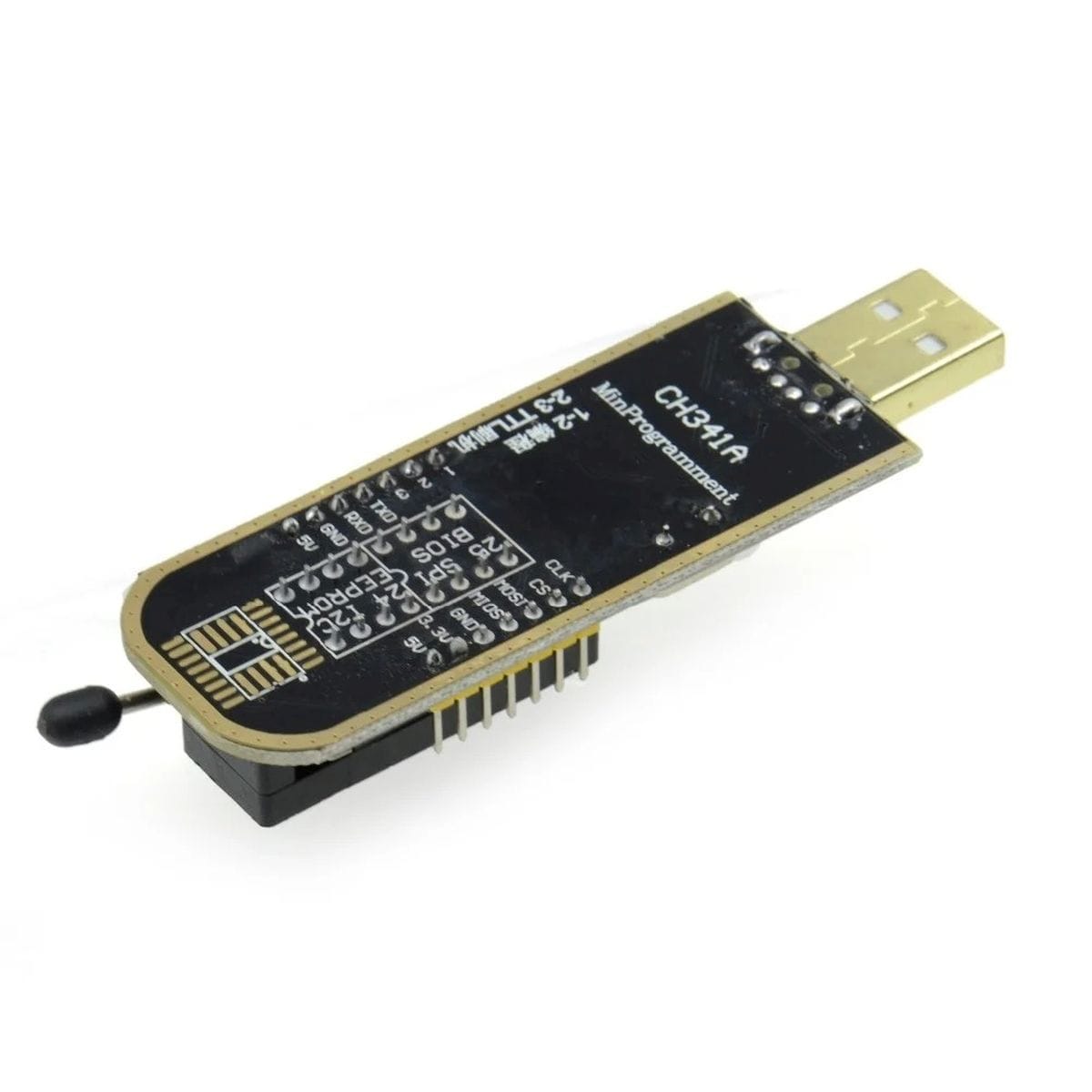 USB-s CH341A EEPROM programozó tartozékai rendezett elrendezésben: feszültségillesztő, ZIF és SOP foglalatok, SOIC–DIP panelek, valamint vezetékes csipesz 24xx és 25xx chipekhez olvasási és írási feladatokra.