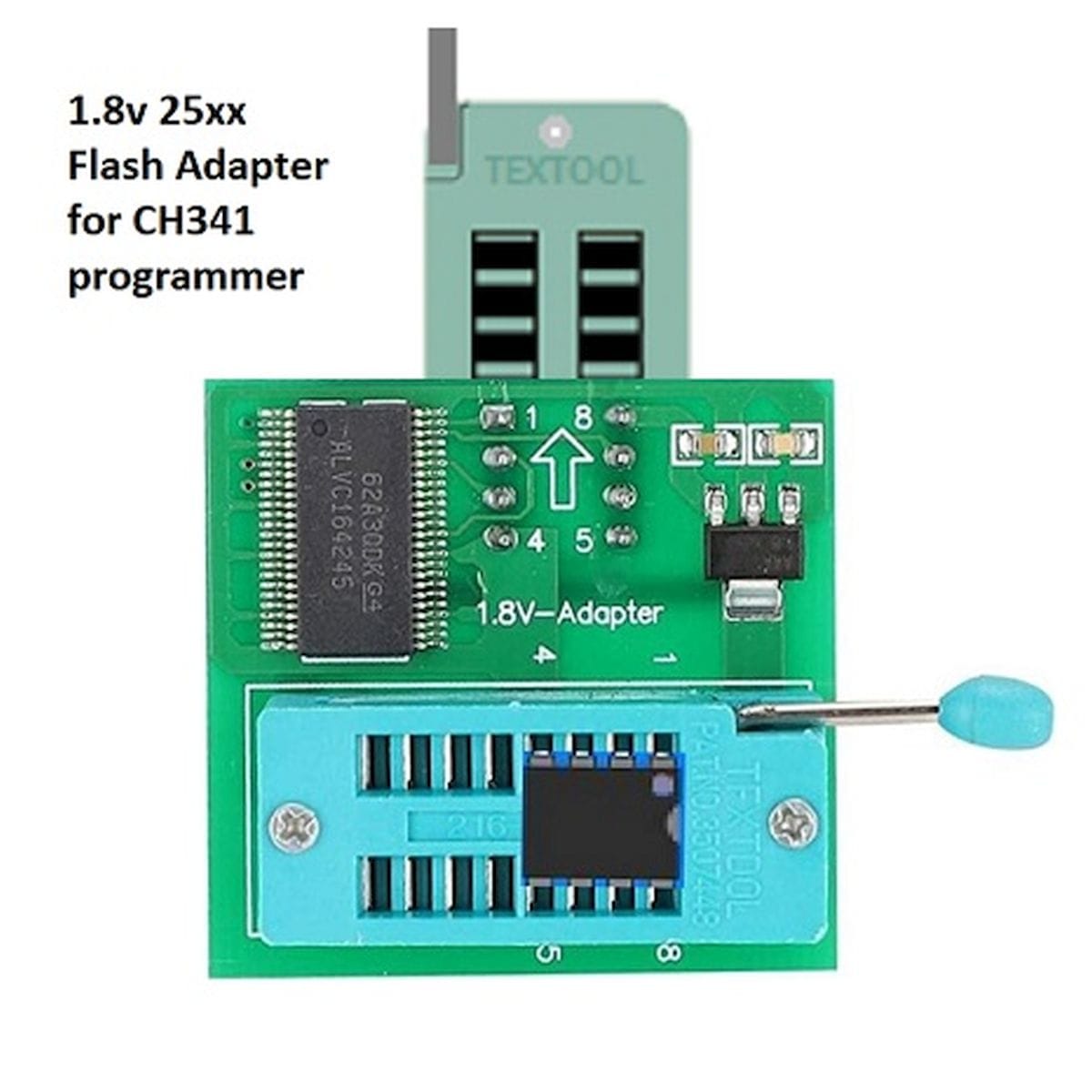 Zöld CH341A 1,8 voltos I2C adapter közelről, kék ZIF foglalatba helyezett nyolclábú chippel, szintillesztő áramkörrel és csatlakozópanellel alacsony feszültségű EEPROM programozáshoz asztali elektronikai javítás során.