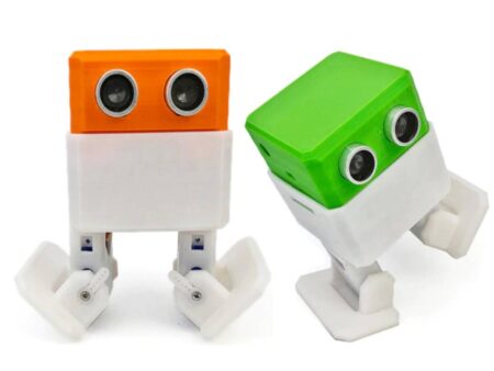 Egy Otto típusú, 3D nyomtatott humanoid oktatórobot szervomotoros lábakkal, Arduino-kompatibilis mikrokontrollerrel és érzékelőkkel szerelve — ideális kezdő robotikai projektekhez.