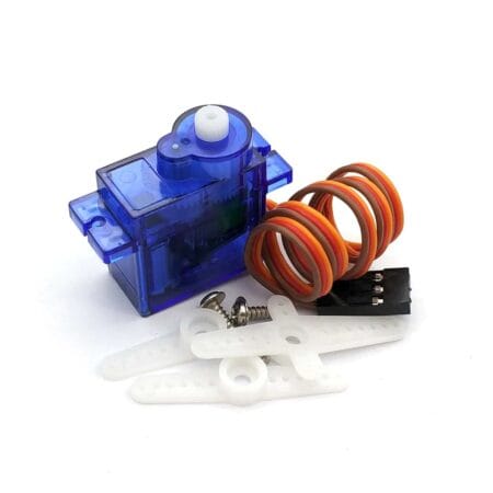 SG90 mini szervó fehér szervokarokkal, csavarokkal és kiegészítőkkel, szögből fényképezve. A kis robotikai alkatrész alkalmas mozgó mechanikák és Arduino vezérlésű szerkezetek építéséhez.