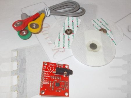 Egy AD8232 EKG szenzor modul látható, amely a szívritmus és az EKG jel analóg mérésére alkalmas Arduino és mikrokontrolleres projektekben.