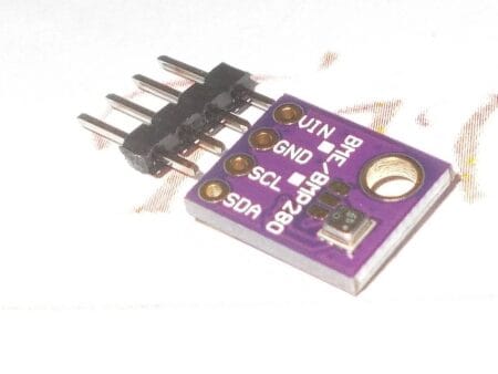 Egy BMP280 modul látható, amely 5 V-os rendszerekkel kompatibilis I²C szintillesztővel; az eszköz hőmérséklet‑ és nyomásmérő, gyakorlatias, műszaki hangulatú megjelenéssel.