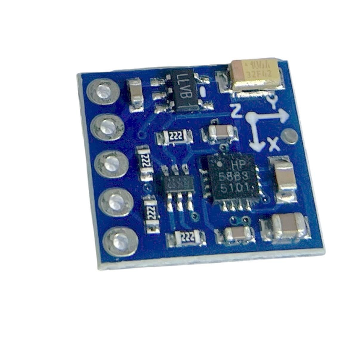 GY-271 mágneses iránytűmodul közeli nézetben HP5883 érzékelőchippel, X, Y és Z tengelyjelöléssel, valamint öt csatlakozóponttal háromtengelyű mágneses méréshez és I²C mikrokontrolleres adatkiolvasáshoz.