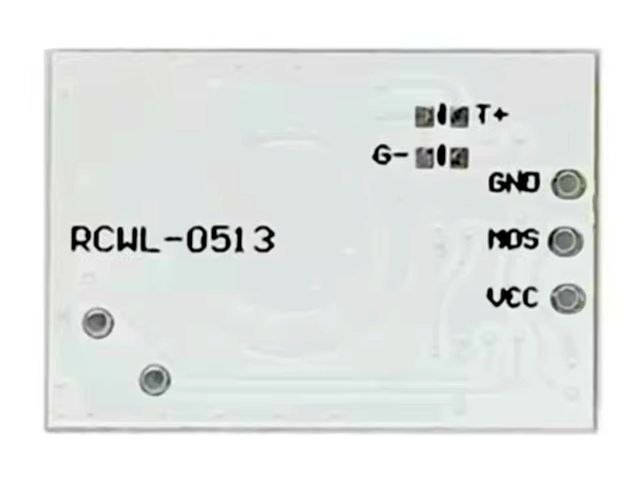 Egy RCWL-0513 mikrohullámú radaros mozgásérzékelő modul fehér nyomtatott áramköri lapon, emberi jelenlét érzékelésére. SEO: mikrohullámú mozgásérzékelő, RCWL-0513, Arduino kompatibilis szenzor.