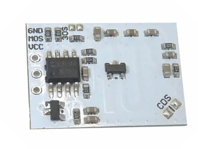 Egy RCWL-0513 mikrohullámú radaros mozgásérzékelő modul fehér nyomtatott áramköri lapon, emberi jelenlét érzékelésére. SEO: mikrohullámú mozgásérzékelő, RCWL-0513, Arduino kompatibilis szenzor.