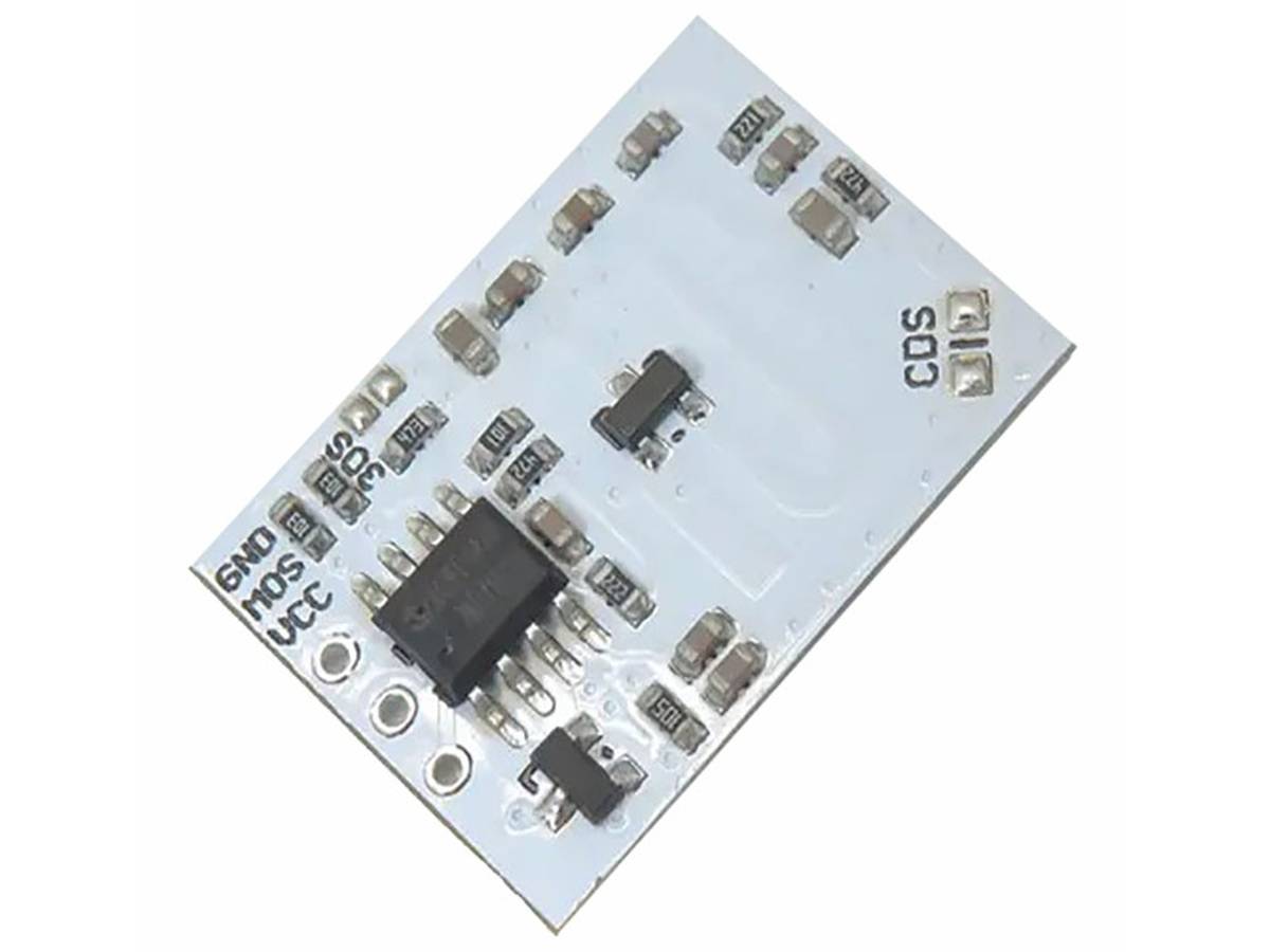 Egy RCWL-0513 mikrohullámú radaros mozgásérzékelő modul fehér nyomtatott áramköri lapon, emberi jelenlét érzékelésére. SEO: mikrohullámú mozgásérzékelő, RCWL-0513, Arduino kompatibilis szenzor.