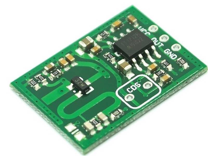 Egy RCWL-0515 mikrohullámú radaros mozgásérzékelő modul, amely Arduino és egyéb mikrokontrollerekhez használható precíz jelenlét- és mozgásdetektáláshoz.