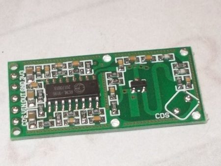 RCWL-0516 mikrohullámú Doppler-radaros mozgásérzékelő modul, 9 m érzékelési távolsággal, széles tápfeszültség-tartománnyal, Arduino és ESP kompatibilitással