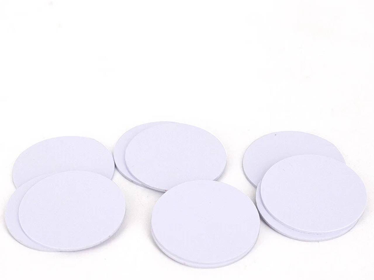 Kerek RFID/NFC coin tag, NXP NTAG215 chip‑pel, 25 mm‑es méretben, okostelefonos olvasással kompatibilis.