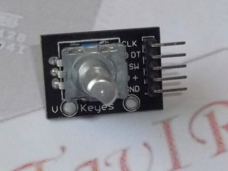Menetes, rögzíthető KY‑040 forgó enkóder modul fém tengellyel és nyomógombbal mikrokontrollerekhez.