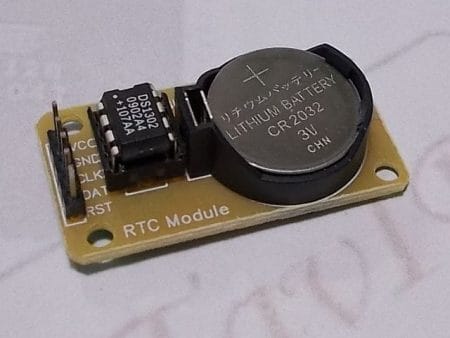 DS1302 óraalapú RTC modul gombelemmel és háromvezetékes kommunikációval