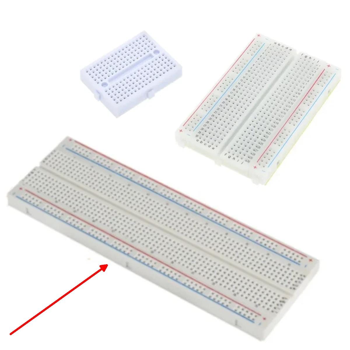 Három különböző méretű forrasztásmentes breadboard látható, piros nyíl a hosszú 830 lyukas próbapanelre mutat, összehasonlítva kisebb prototípus panelek méretével.