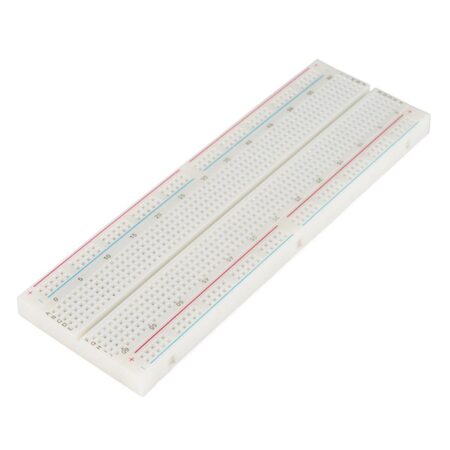 Hosszú 830 lyukas forrasztásmentes breadboard perspektivikus nézetben, számozott érintkezőmezőkkel, középső szerelési horonnyal és piros-kék tápvonalakkal elektronikai áramkörök gyors próbájához.