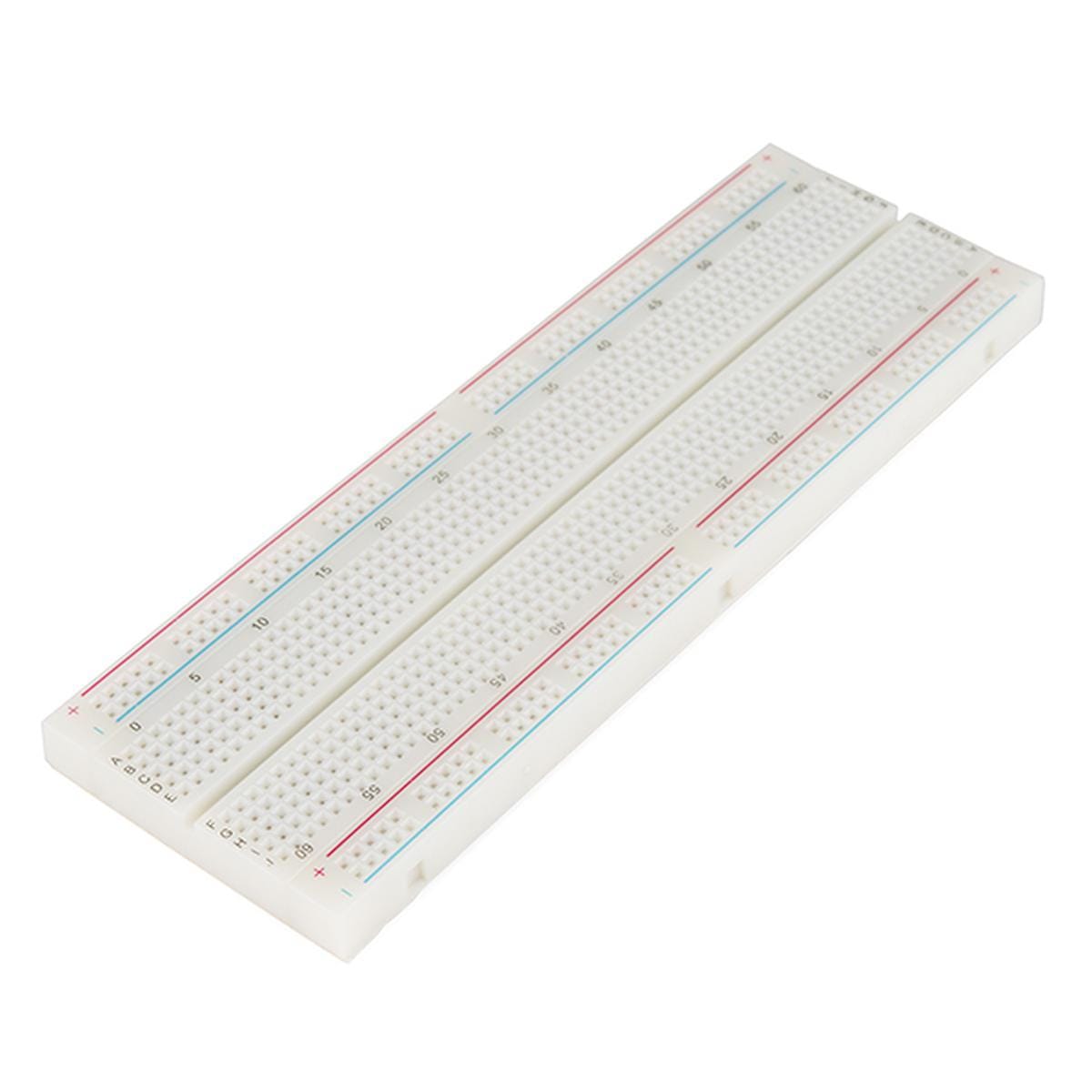 Hosszú 830 lyukas forrasztásmentes breadboard perspektivikus nézetben, számozott érintkezőmezőkkel, középső szerelési horonnyal és piros-kék tápvonalakkal elektronikai áramkörök gyors próbájához.