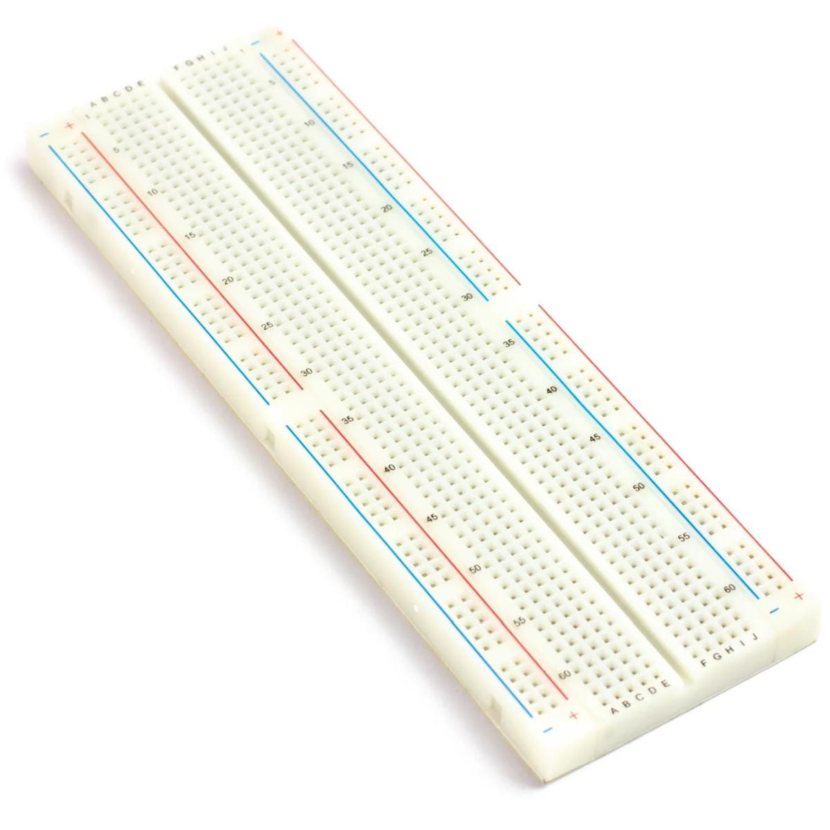 Fehér 830 lyukas forrasztásmentes breadboard ferde felülnézetben, középső elválasztó horonnyal, számozott sorokkal, valamint piros és kék tápvonalakkal elektronikai prototípusok összeállításához.