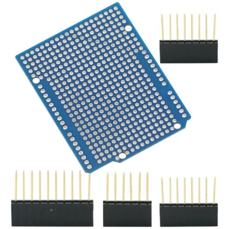 Ferde nézetű kék Arduino UNO prototípuspanel sűrű furatmezővel, rögzítőfuratokkal és négy fekete átmenő tüskesorral egyedi shield áramkörök összeállításához.