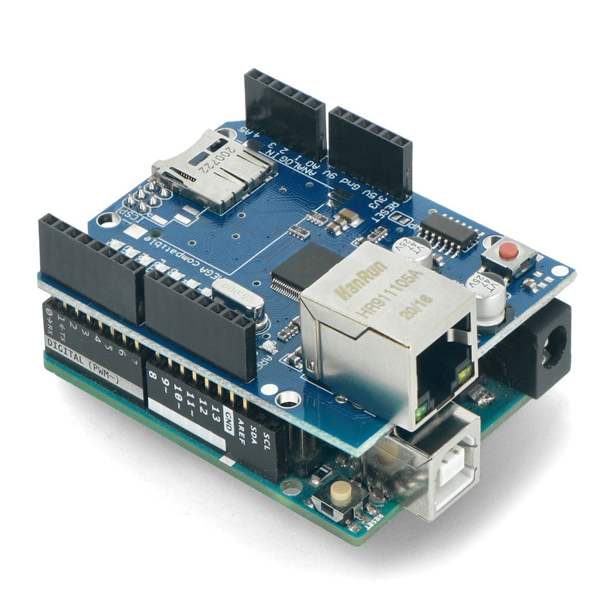 Felülnézetből látható Arduino kompatibilis Ethernet bővítőkártya W5100 vezérlővel, RJ45 LAN aljzattal, microSD hellyel, reset kapcsolóval és fekete csatlakozósorokkal, hálózati adatgyűjtéshez és helyi vezérlőrendszerek kialakításához Arduino projektekben.