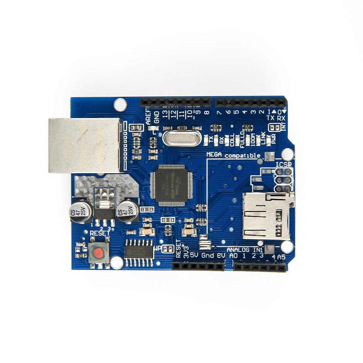 Kék W5100 Ethernet bővítőkártya Arduino UNO és Mega panelekhez, RJ45 csatlakozóval, microSD hellyel, vezérlőchippel és átvezetett tüskesorokkal, hálózati automatizáláshoz, világos háttéren, enyhén felülről fényképezve közelről.