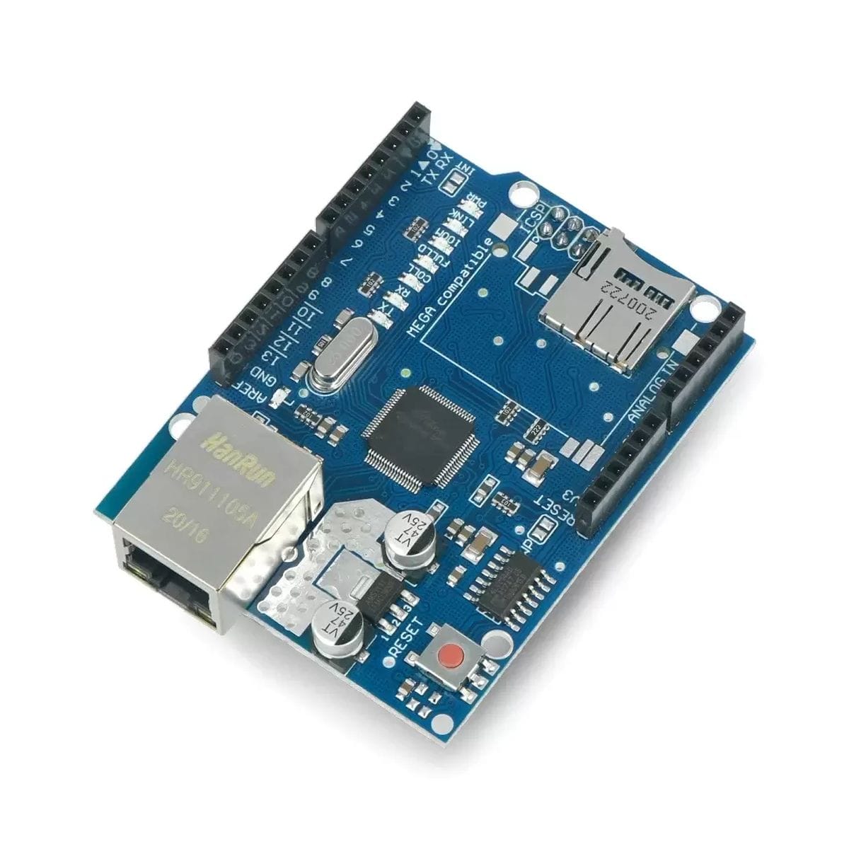 Felülnézetből bemutatott Arduino W5100 Ethernet shield RJ45 porttal, microSD foglalattal, fekete tüskesorokkal, reset gombbal és hálózati állapotjelzőkkel, vezetékes IoT fejlesztésekhez, kék nyomtatott áramköri lapon elrendezve.