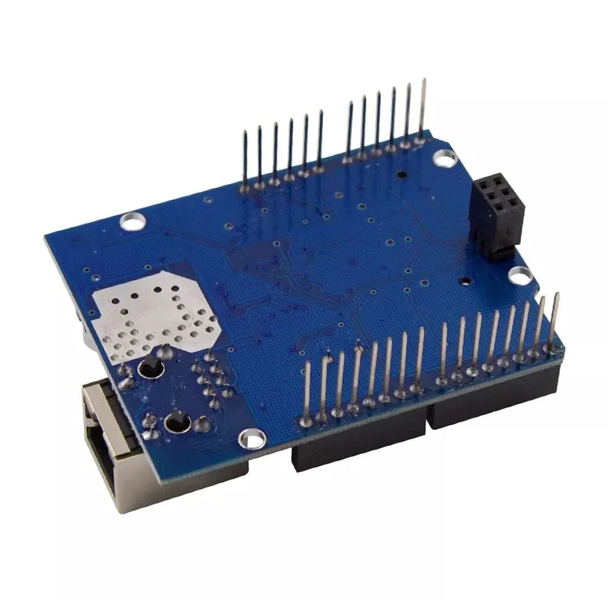 Arduino kompatibilis W5100 LAN shield kék panelen, RJ45 hálózati aljzattal, microSD kártyahellyel, csatlakozósorokkal és vezérlőchippel, helyi webszerver vagy adatgyűjtő építéséhez, világos háttéren, ferde nézetből bemutatva.