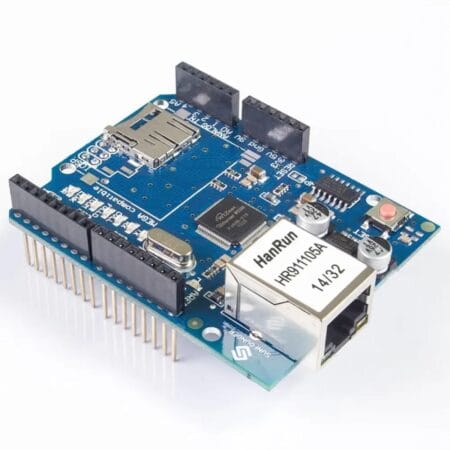 Kék Arduino Ethernet shield W5100 vezérlőchippel, fémházas RJ45 LAN csatlakozóval, microSD foglalattal, tüskesorokkal és reset gombbal, vezetékes hálózati mikrokontrolleres projektekhez, fehér háttéren, felülnézeti elrendezésben bemutatva.