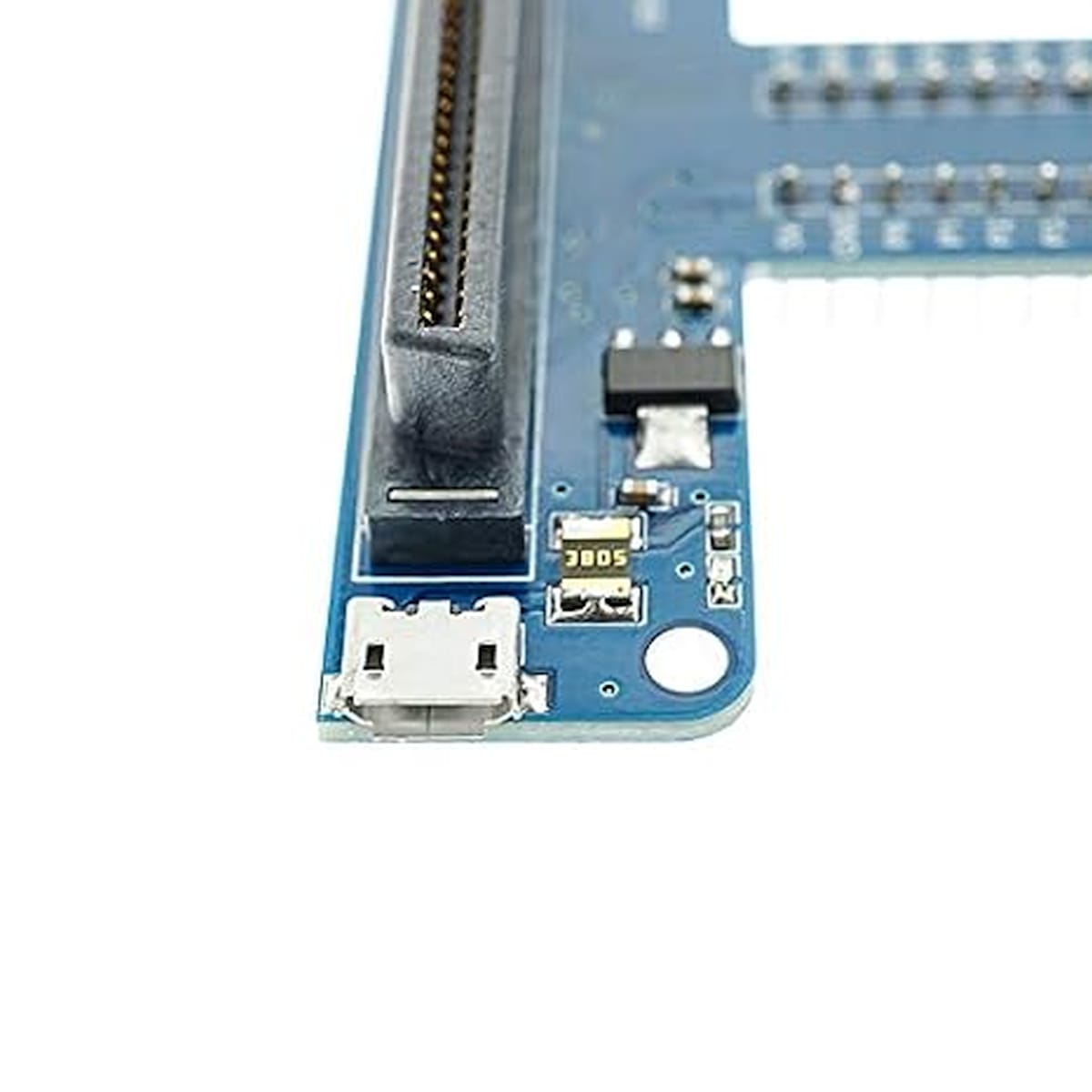 Micro:bit V2 kompatibilis T-type GPIO bővítőpanel látható, amely a pinek kivezetésével egyszerűbbé teszi az elektronikai összekötést. A lap alkalmas érzékelők, vezetékek és breadboardos prototípusok fogadására