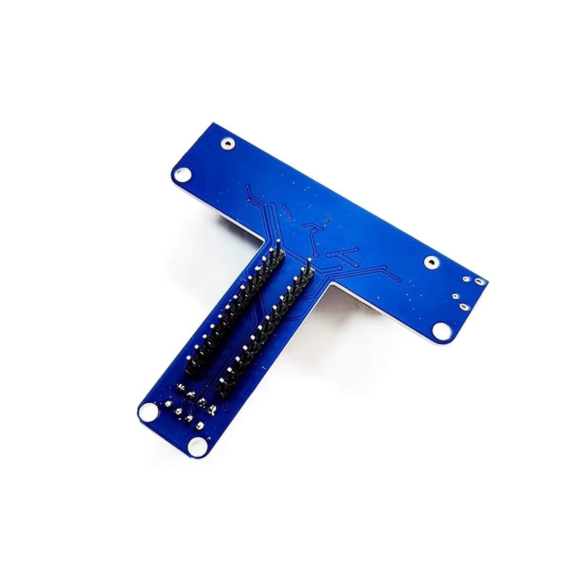 A képen egy T-típusú micro:bit bővítőlap szerepel, amely a GPIO-kat és a tápvonalakat könnyen elérhető csatlakozási pontra vezeti ki. A 5V/3,3V kimenet miatt a modul sokféle mikrovezérlős feladathoz használható