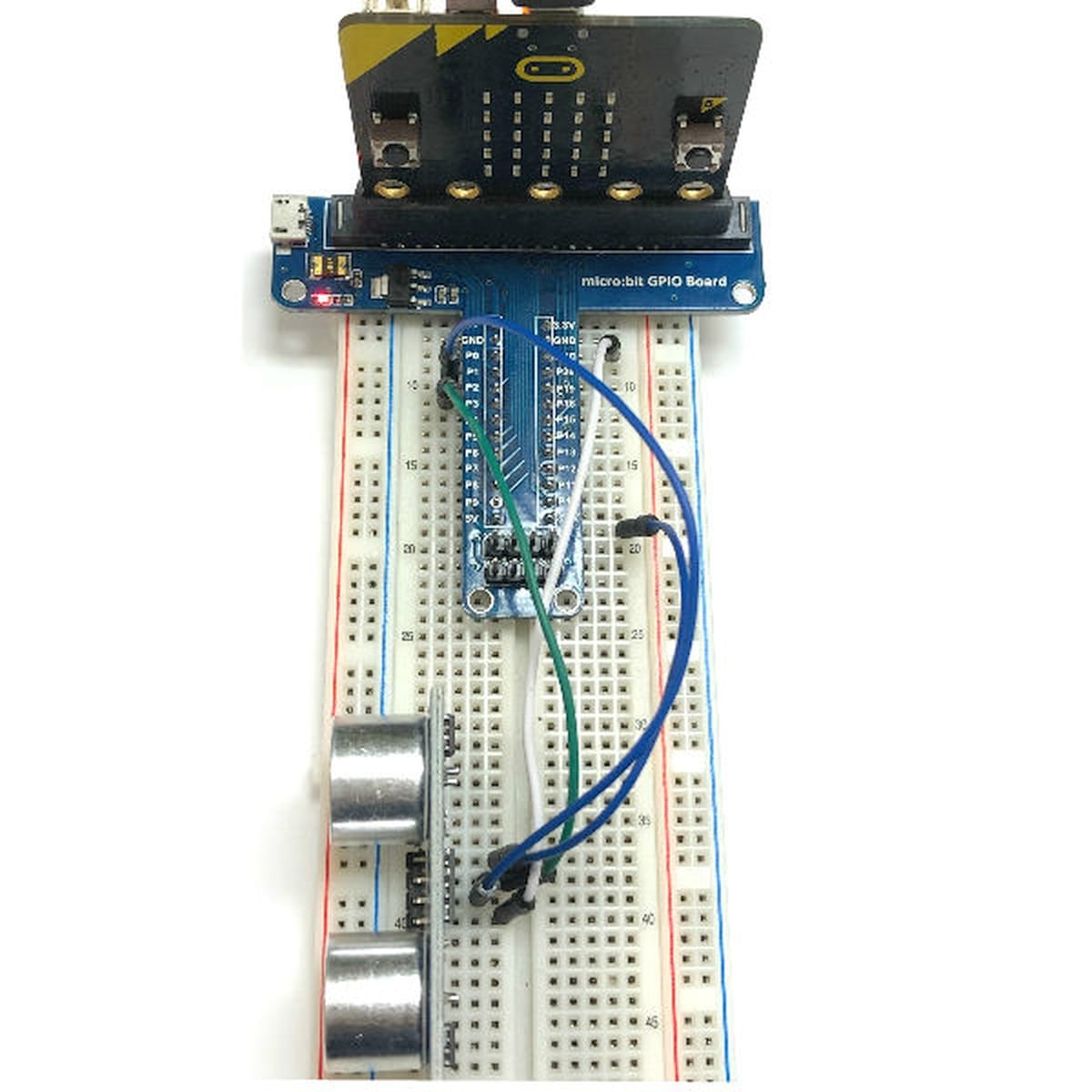 A képen egy micro:bithez készült T-type GPIO expansion board szerepel, amely a fejlesztőlap csatlakozásait könnyebben elérhetővé teszi. A panel különösen hasznos kezdő és haladó STEM projektekhez.