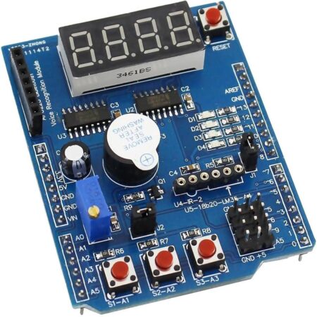 Közeli Arduino multifunkciós shield négyjegyű hétszegmenses kijelzővel, reset gombbal, piezo buzzerrel, LED-ekkel, trimmerrel, nyomógombokkal és jelölt szenzorcsatlakozókkal.
