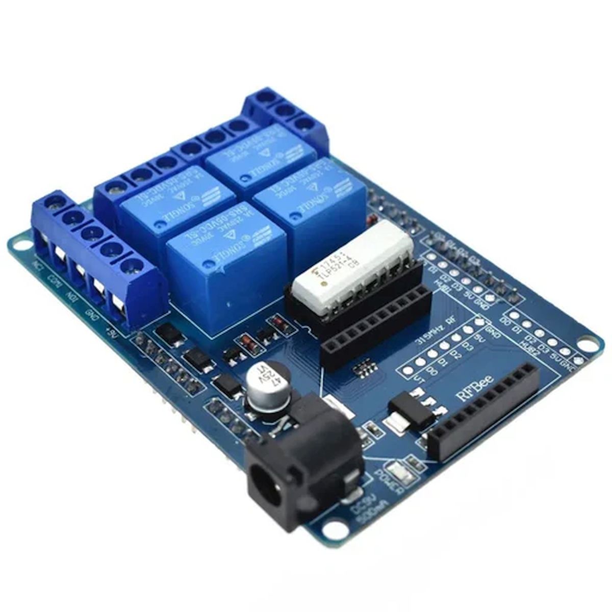 Fehér háttér előtt fotózott Relay Shield V1.3 kék nyomtatott áramköri lappal, négy relével és XBee csatlakozóhellyel Arduino vezérlésű kapcsolási projektekhez, tanuláshoz és prototípus építéshez.
