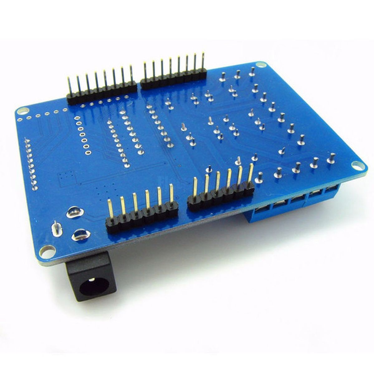 Arduino-kompatibilis 4 csatornás relévezérlő shield döntött nézetben, kék relékkel, sorkapcsokkal és XBee foglalattal kapcsolható eszközök mikrokontrolleres irányításához, otthoni automatizálási és robotikai műhelyfeladatokhoz való összeállításhoz.
